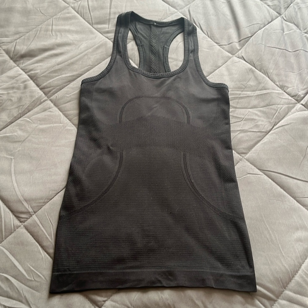 Black Lululemon swiftly tech.